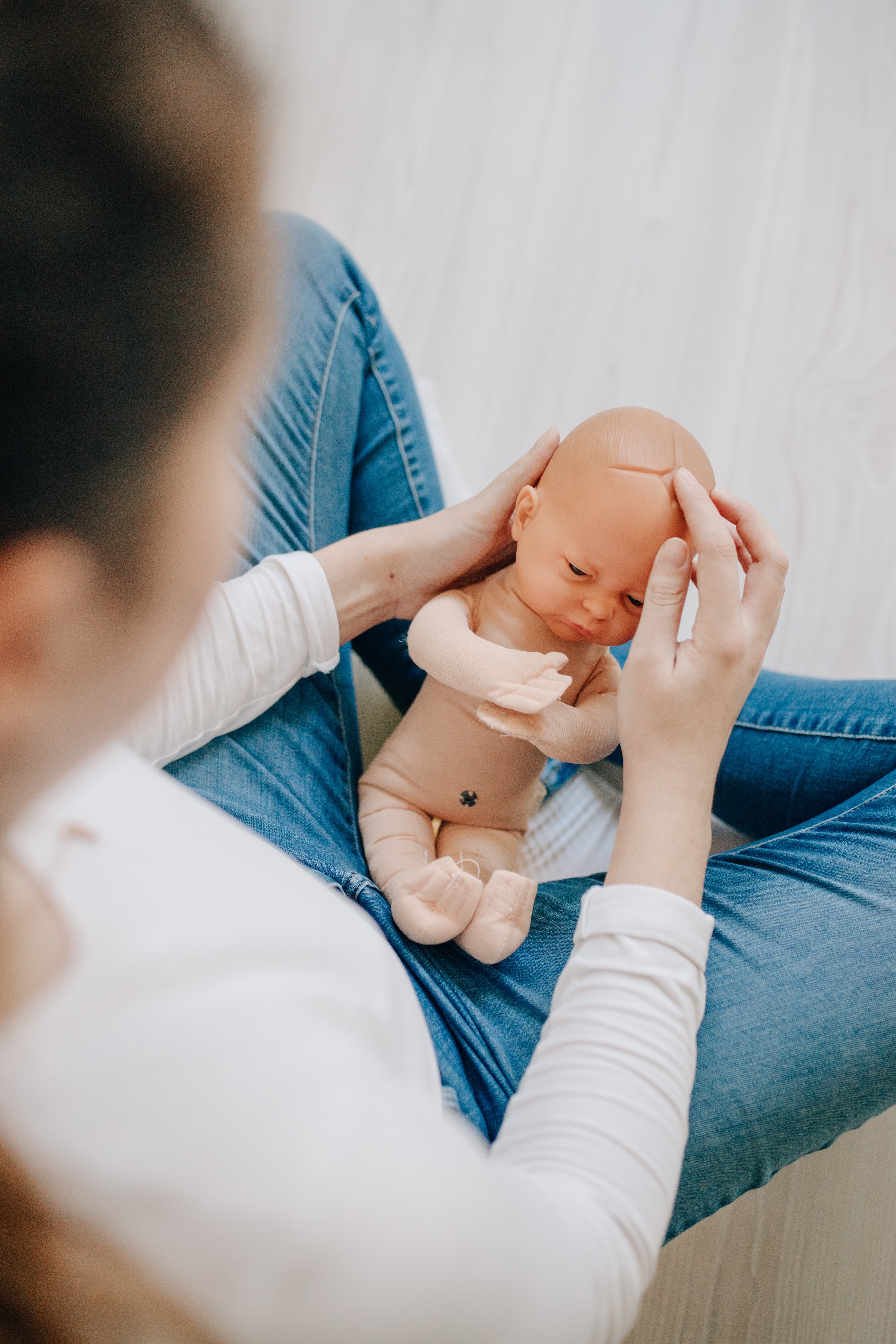 Hebamme Nancy Lee bei der Betreuung einer Schwangeren